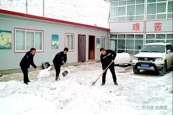 人間四月芳菲盡，山中春雪還復來